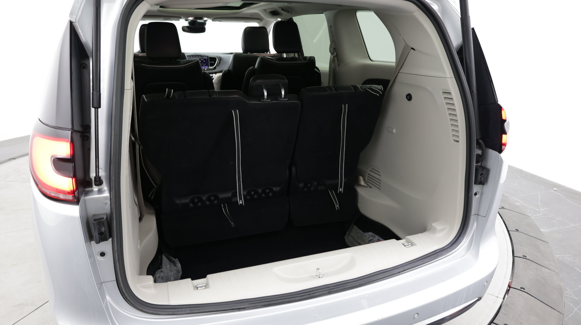 Used 2023 Chrysler Pacifica Limited FWD image 36