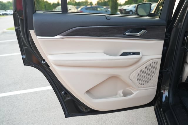Used 2023 Jeep Grand Cherokee L Limited w/ Luxury Tech Group II RWD image 16