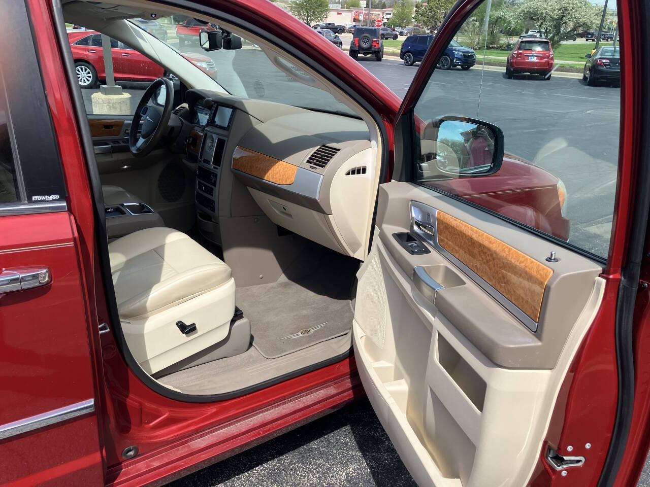 Used 2009 Chrysler Town & Country Limited w/ Entertainment Group #3 FWD image 23