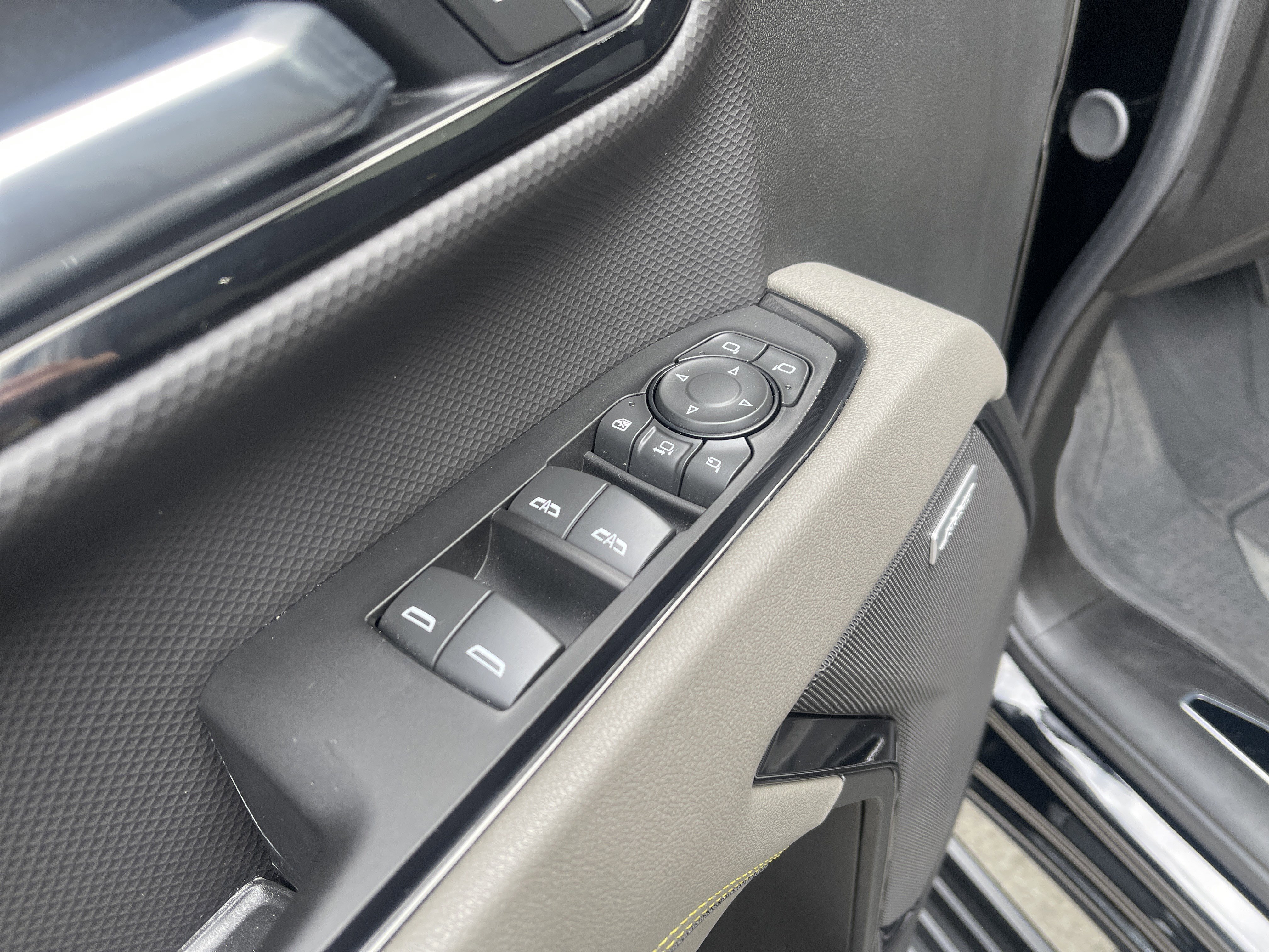 Used 2025 Chevrolet Silverado 2500 ZR2 w/ Technology Package image 23