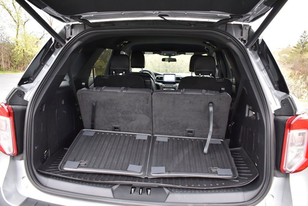 Used 2020 Ford Explorer XLT w/ Equipment Group 202A AWD/4WD image 39