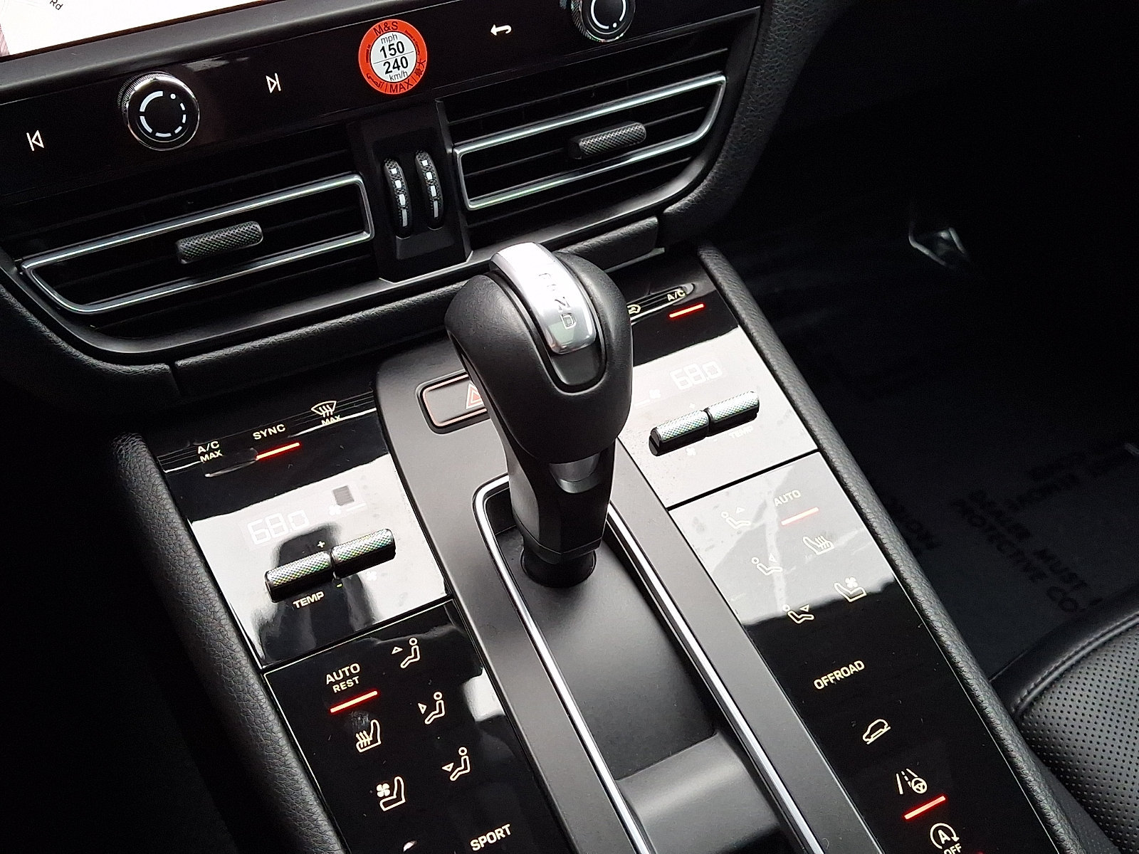 Certified 2025 Porsche Macan AWD/4WD image 18