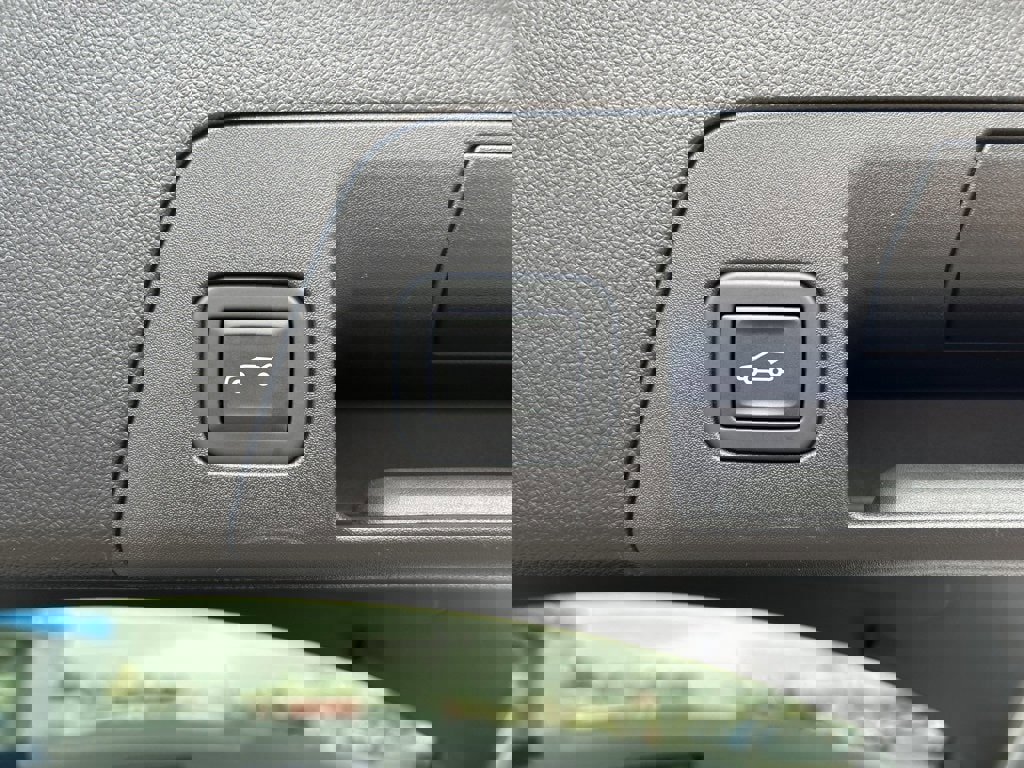 Used 2023 Buick Envision Essence w/ Sport Touring Package image 8