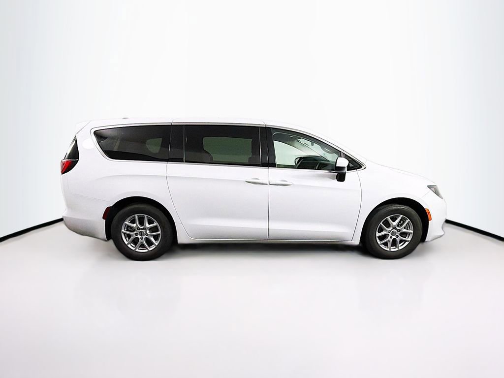 Used 2021 Chrysler Voyager LX image 8
