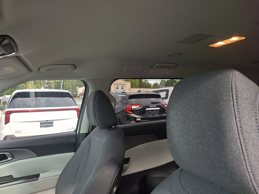 Used 2022 Kia Carnival LX FWD image 26
