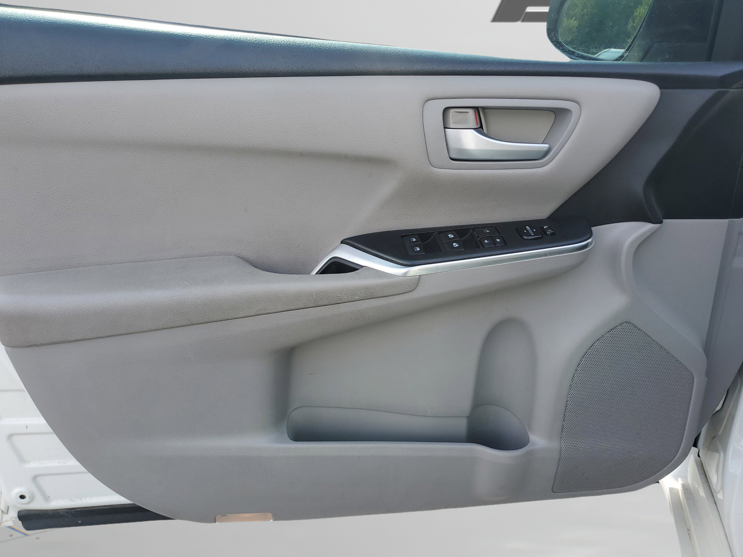 Used 2015 Toyota Camry SE FWD image 16