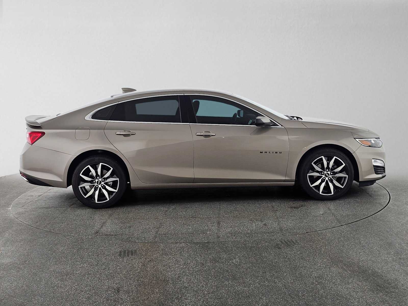 Used 2025 Chevrolet Malibu RS FWD image 3