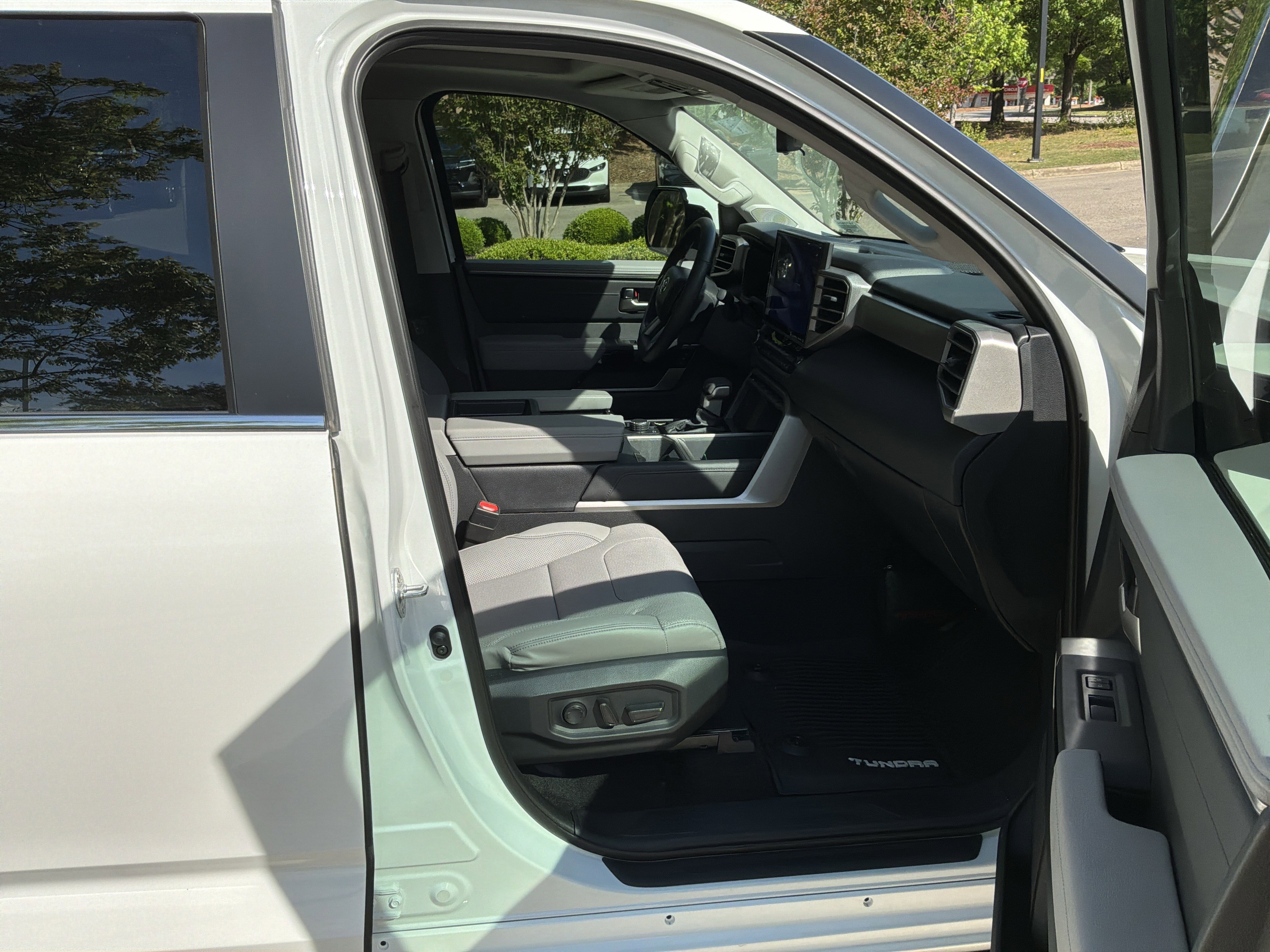 Used 2024 Toyota Tundra Limited AWD/4WD image 33