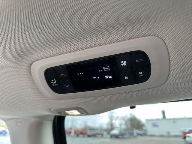 Used 2023 Chrysler Pacifica Limited image 30