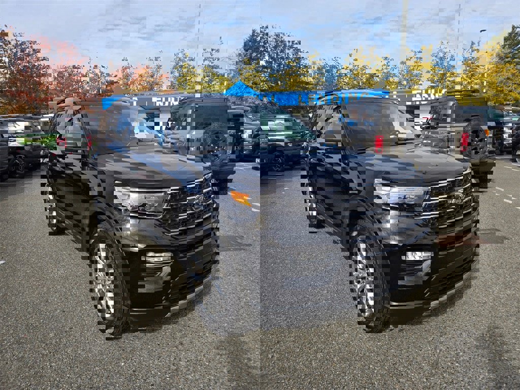 Used 2023 Ford Explorer XLT w/ Equipment Group 202A image 3