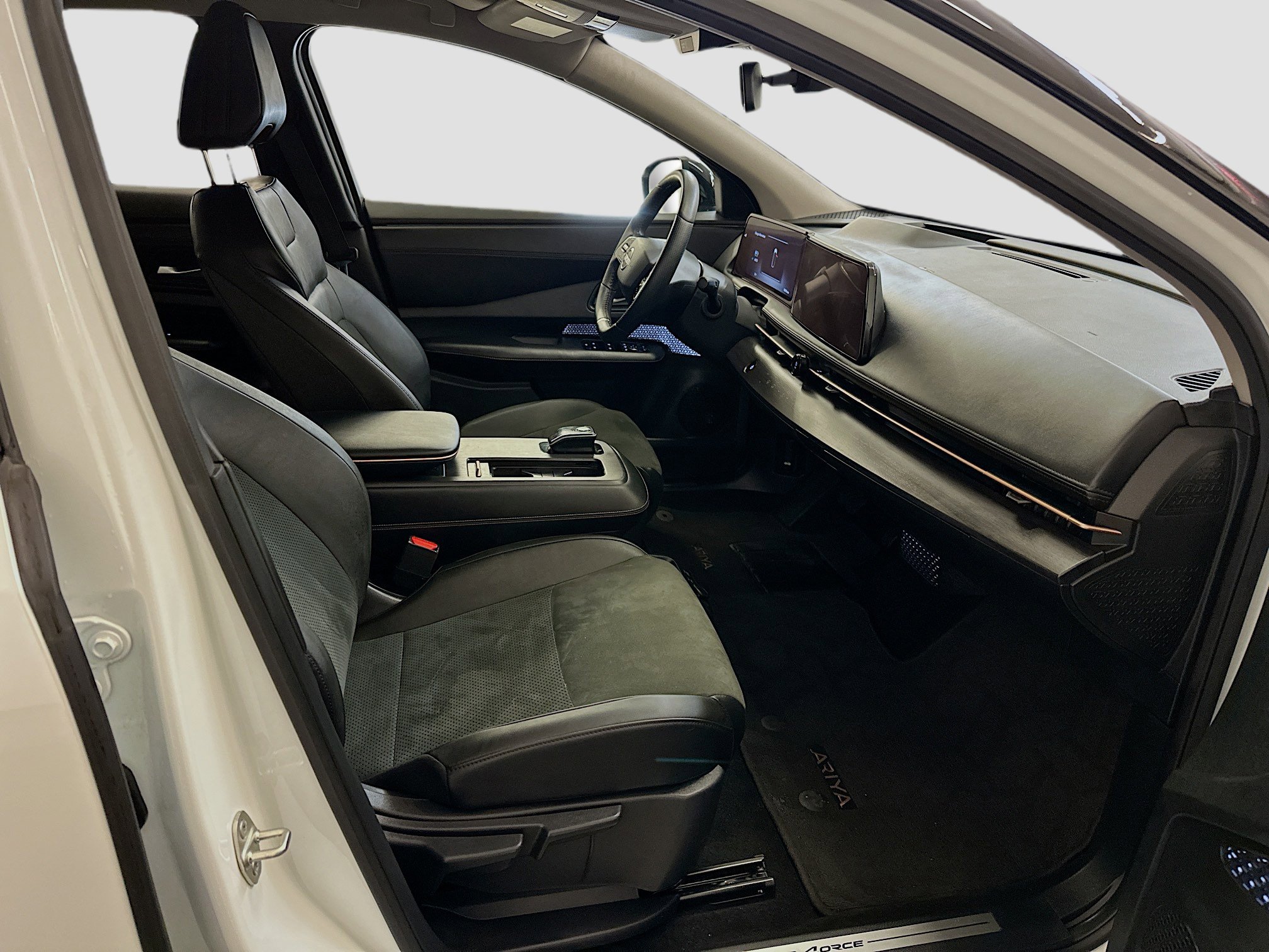 Used 2024 Nissan Ariya AWD image 32