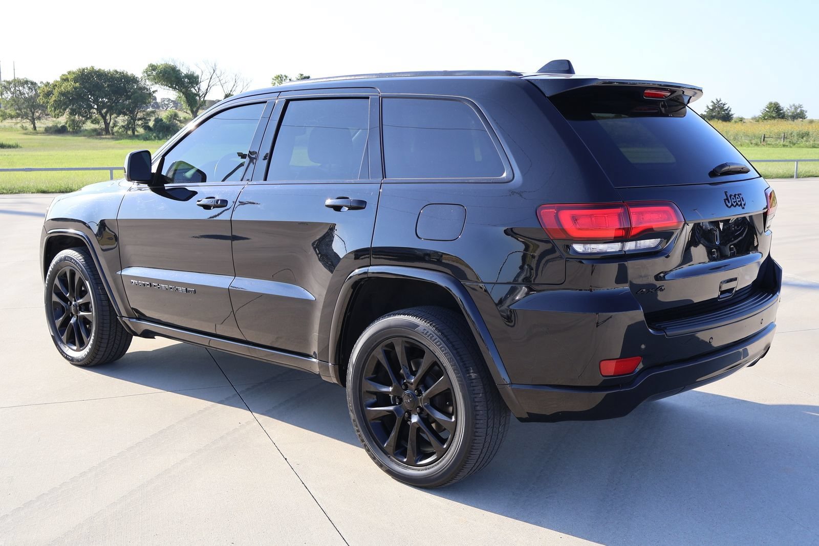 Used 2022 Jeep Grand Cherokee Laredo X AWD/4WD image 9