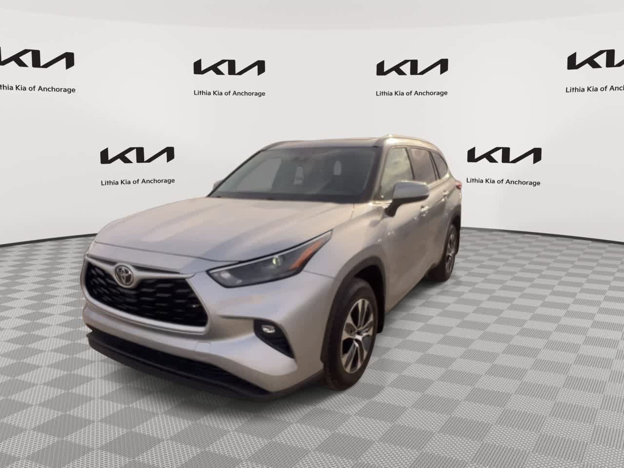 Used 2023 Toyota Highlander XLE AWD/4WD image 4