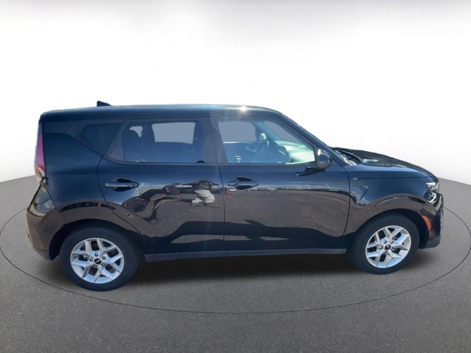 Used 2025 Kia Soul LX w/ LX Technology Package FWD image 15
