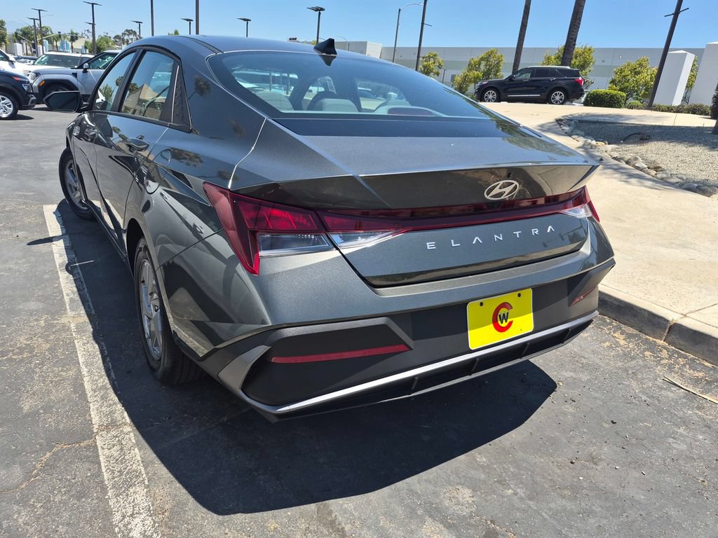 Used 2026 Hyundai Elantra SE FWD image 5