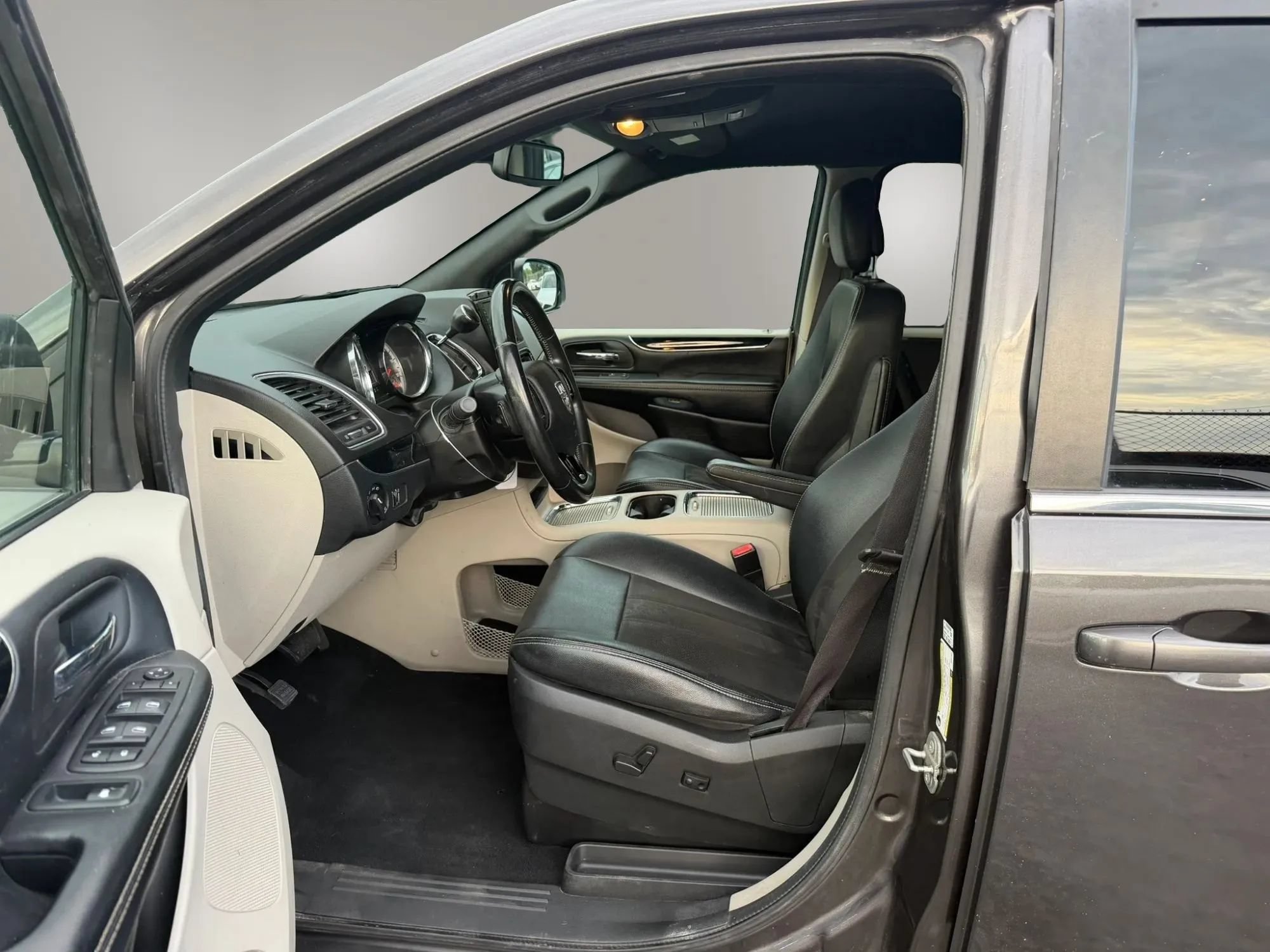 Used 2019 Dodge Grand Caravan SXT FWD image 22