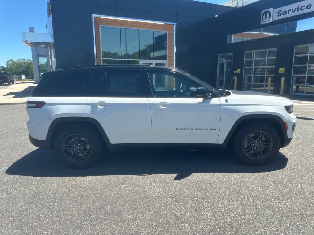 New 2024 Jeep Grand Cherokee Trailhawk w/ Advanced Protech Group II AWD/4WD image 15