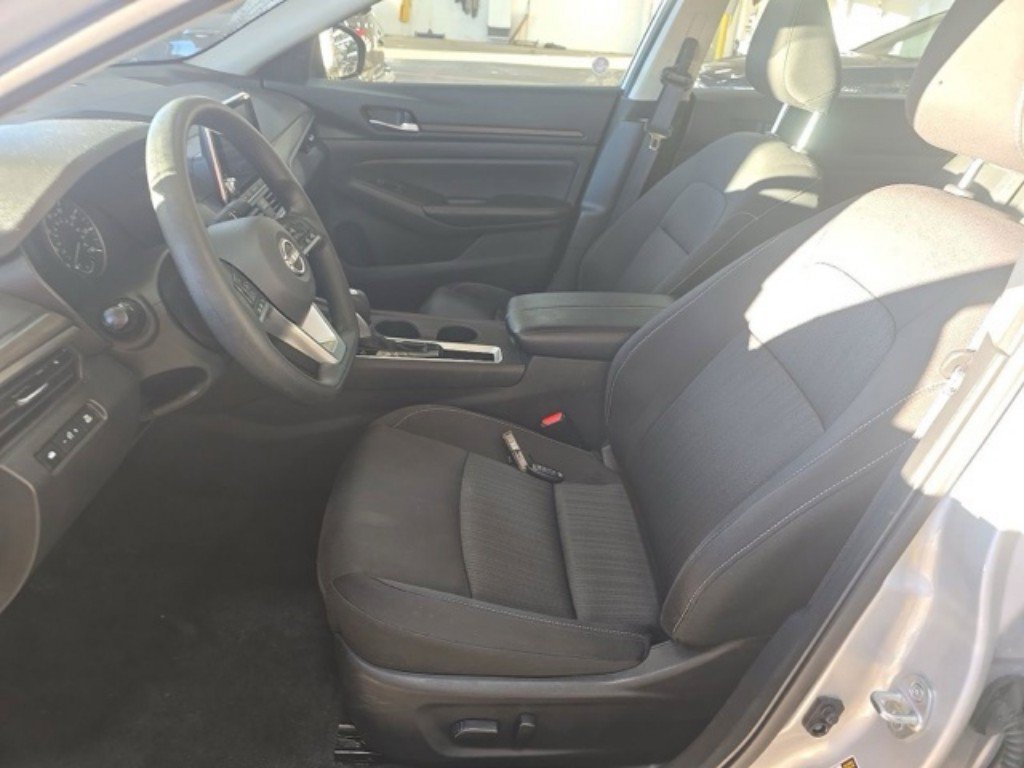 Used 2025 Nissan Altima 2.5 SV FWD image 8