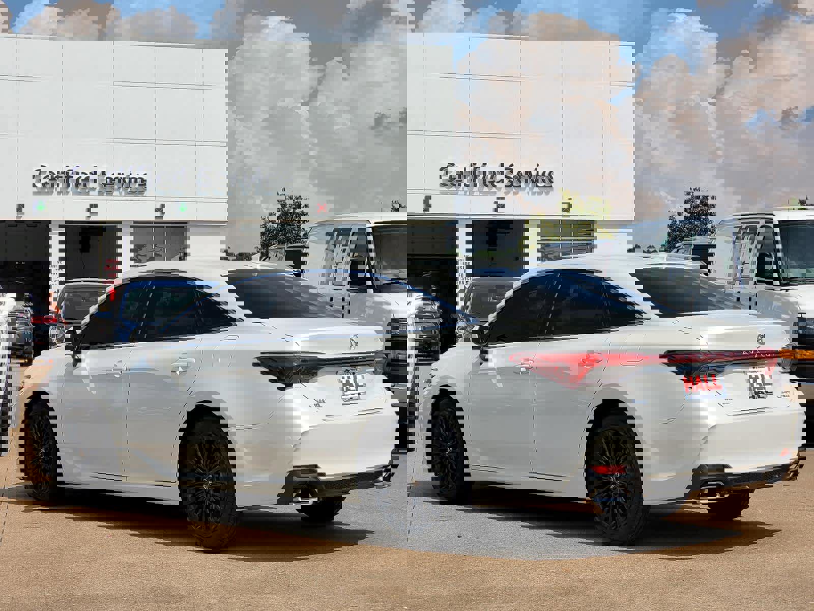 Used 2021 Toyota Avalon Limited image 4