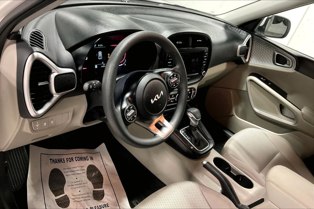 Used 2025 Kia Soul LX w/ LX Technology Package FWD image 16