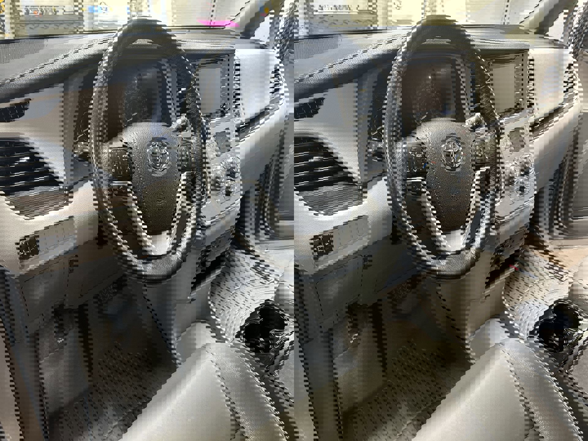 Used 2018 Toyota Sienna XLE Premium image 11