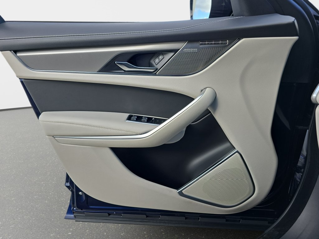 Certified 2025 Jaguar F-PACE R-Dynamic S AWD/4WD image 27
