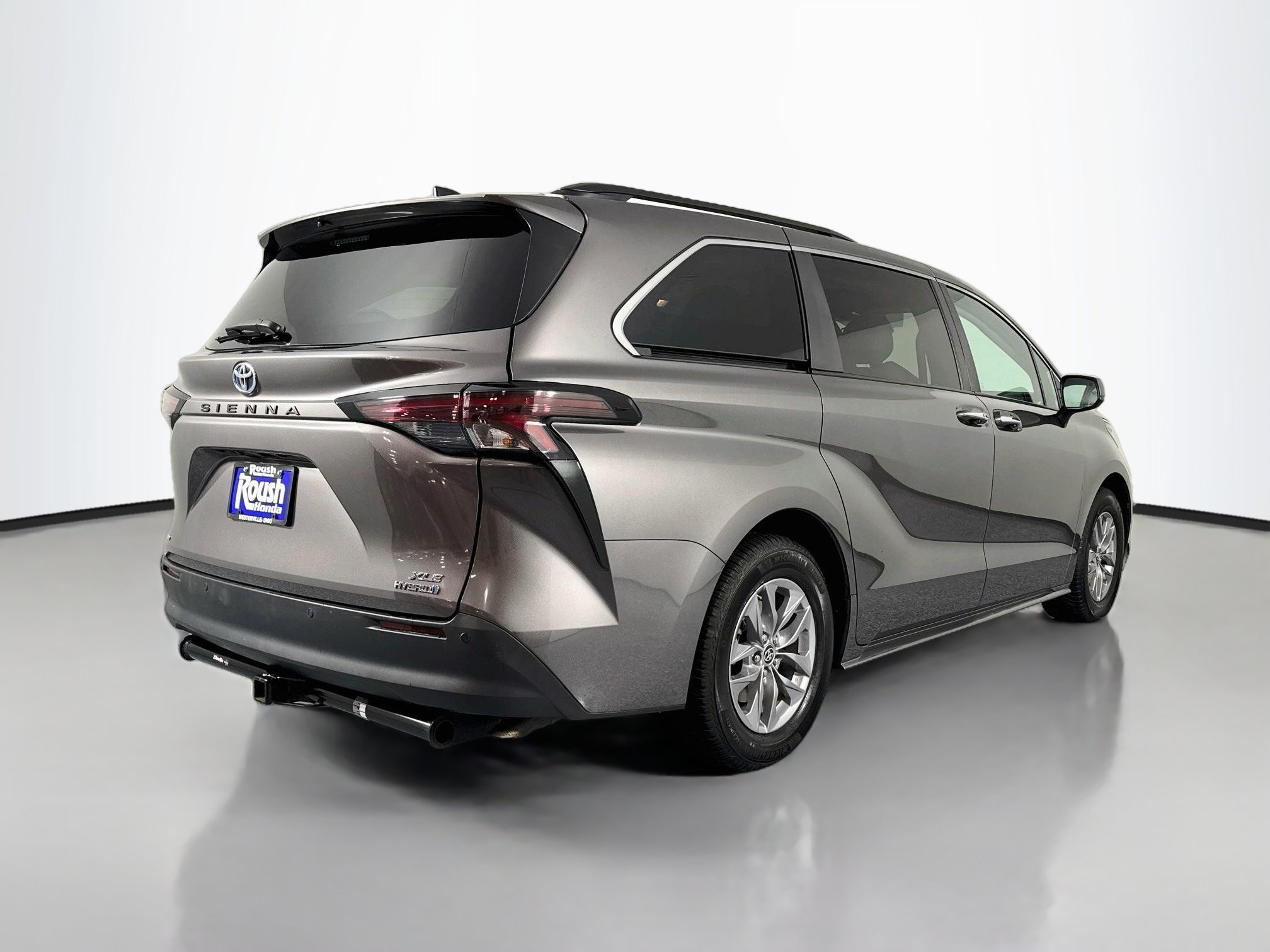 Used 2024 Toyota Sienna XLE w/ XLE Plus Package AWD/4WD image 5