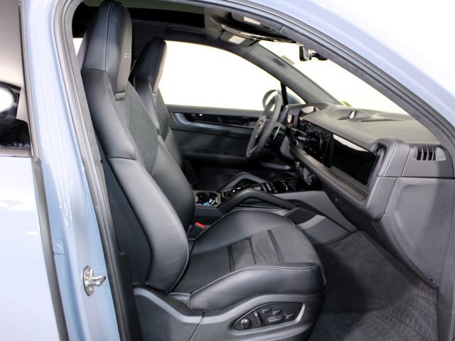 Certified 2025 Porsche Cayenne GTS image 25