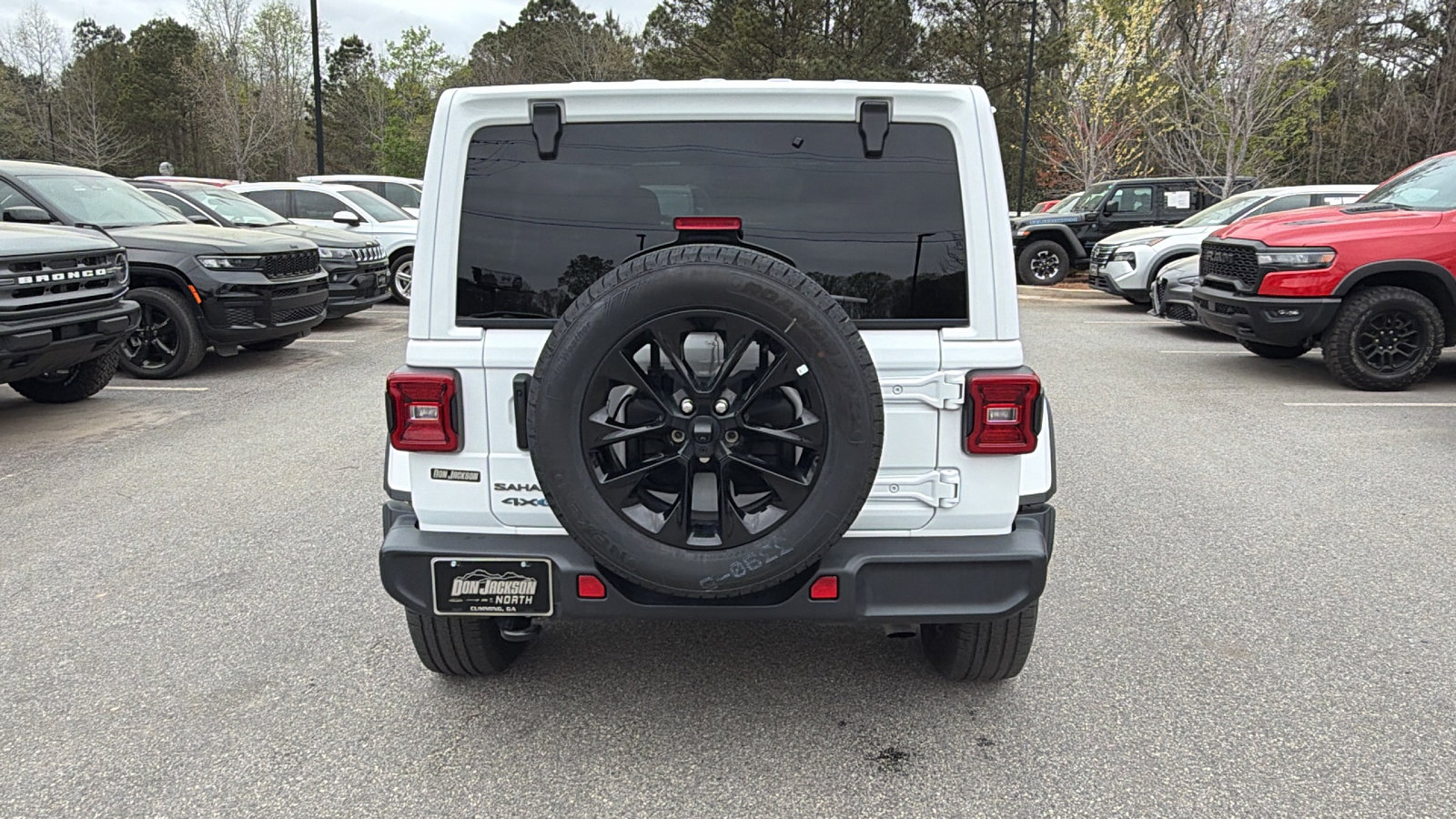 Used 2025 Jeep Wrangler Sahara image 9