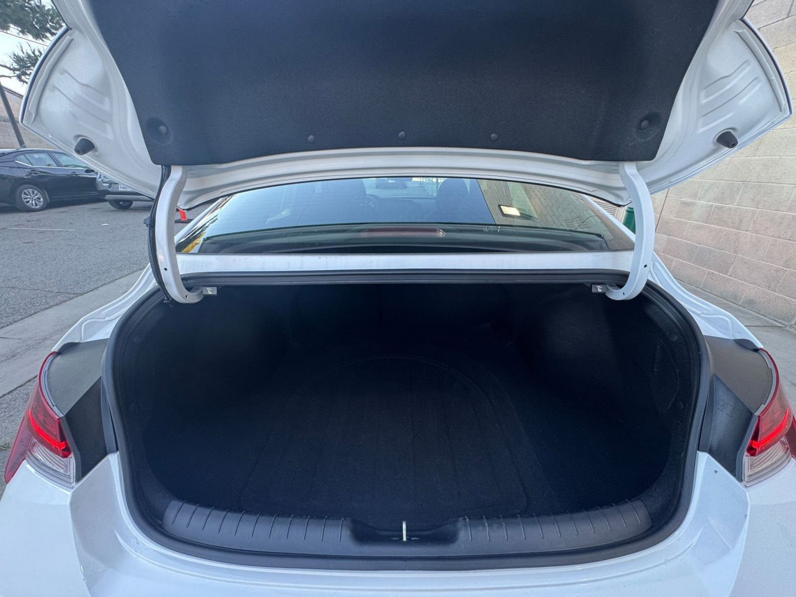 Used 2025 Hyundai Elantra SEL image 32