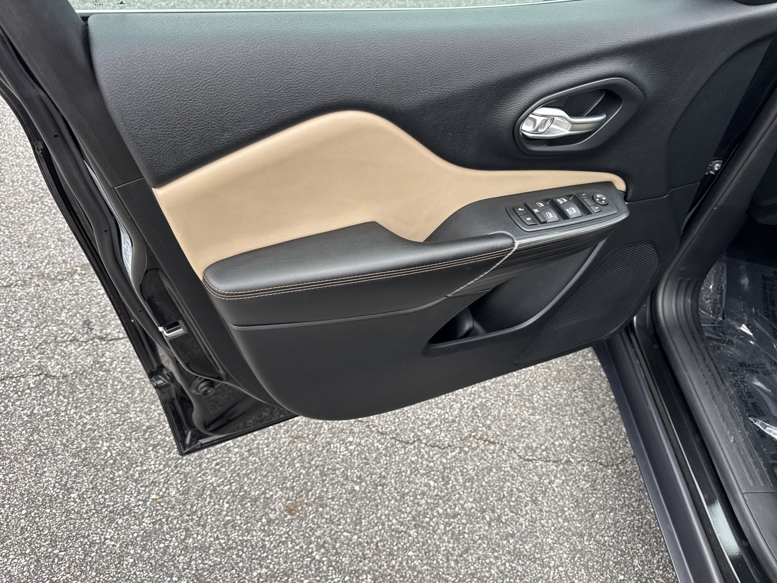 Used 2016 Jeep Cherokee Limited w/ Technology Group image 10