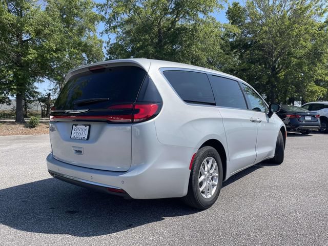 Used 2024 Chrysler Pacifica Touring-L FWD image 3