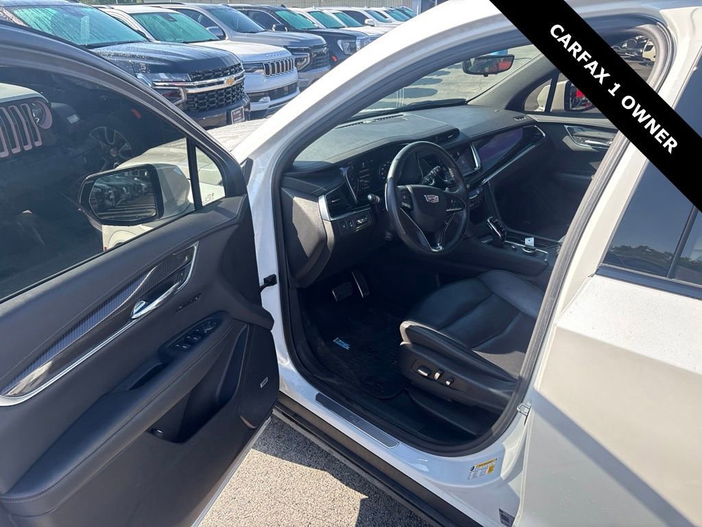 Used 2022 Cadillac XT6 Sport w/ Technology Package AWD/4WD image 2