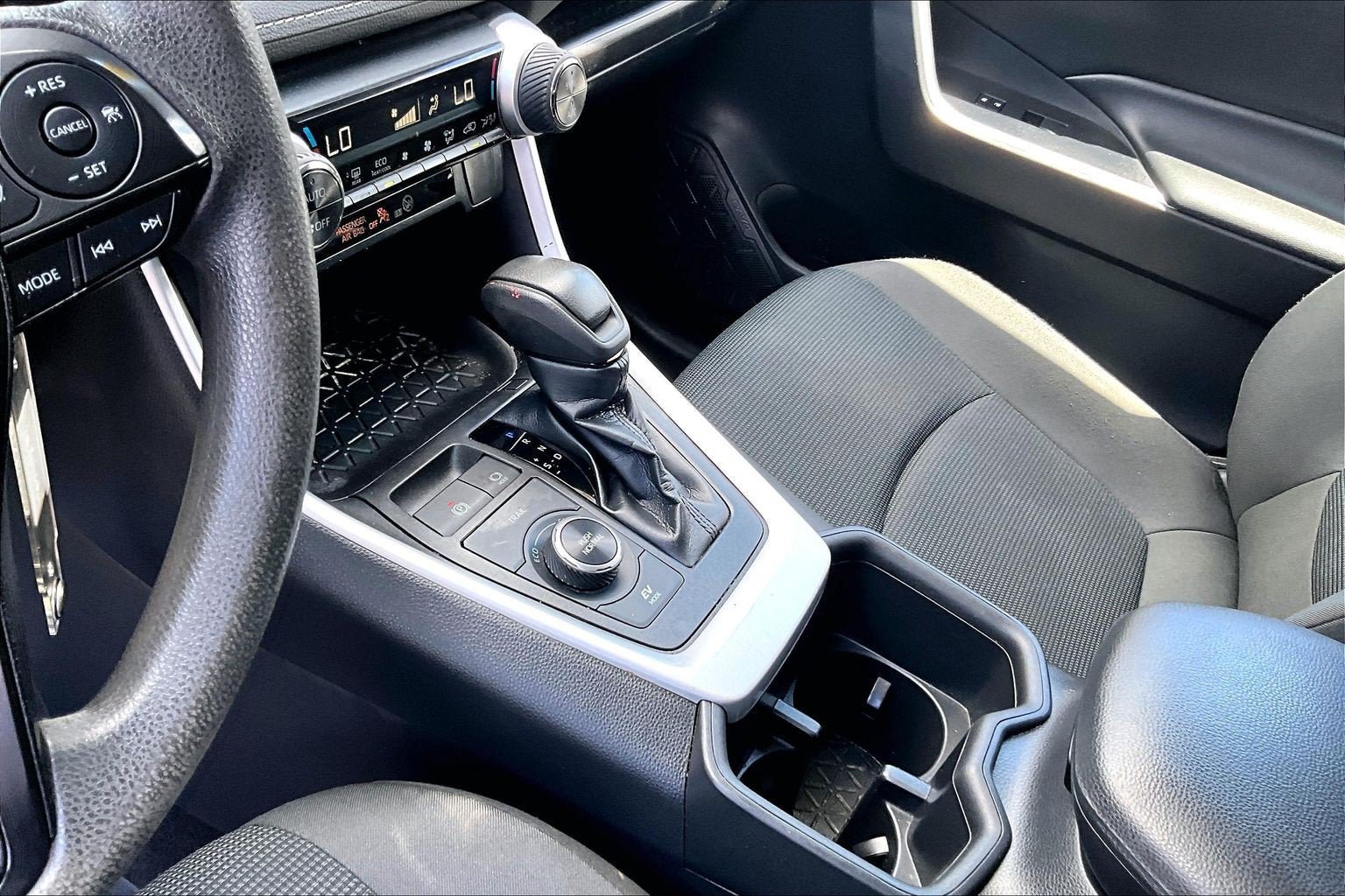Used 2022 Toyota RAV4 LE AWD/4WD image 16