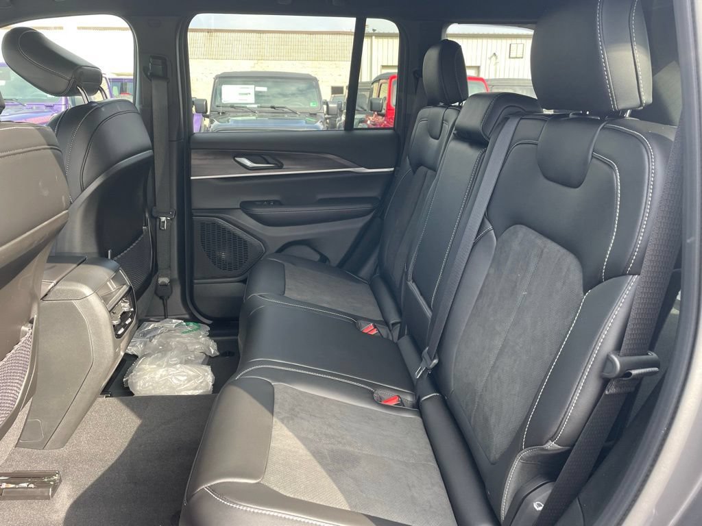 New 2026 Jeep Grand Cherokee Altitude AWD/4WD image 9