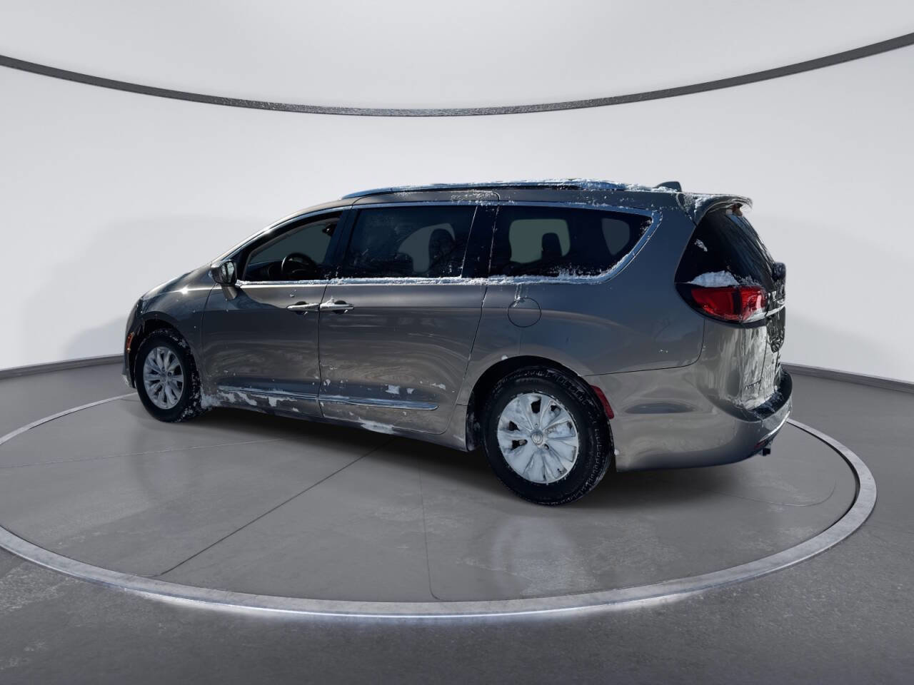 Used 2018 Chrysler Pacifica Touring-L image 3