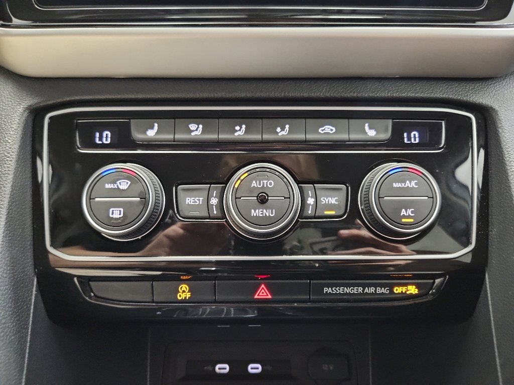 Used 2022 Volkswagen Atlas SE w/ Black Wheel Package FWD image 22