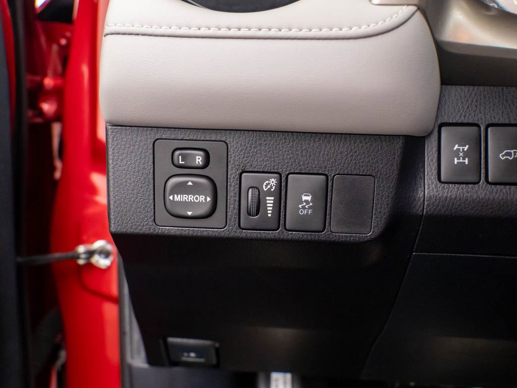 Used 2015 Toyota RAV4 XLE image 16