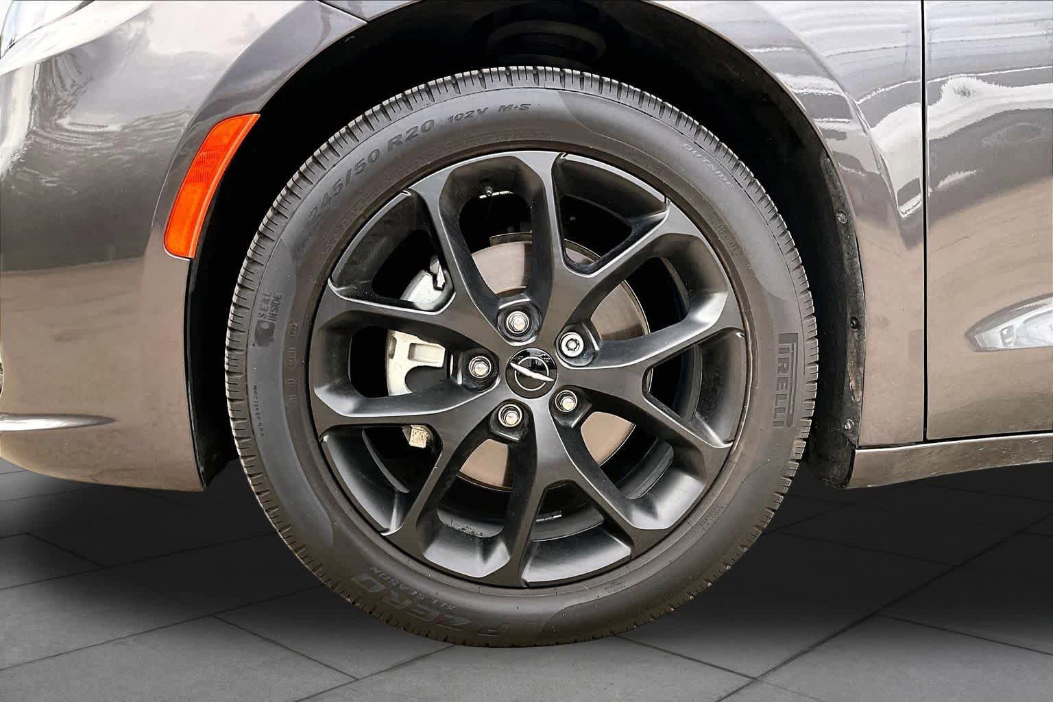 Used 2023 Chrysler Pacifica Touring-L w/ S Appearance Package FWD image 11