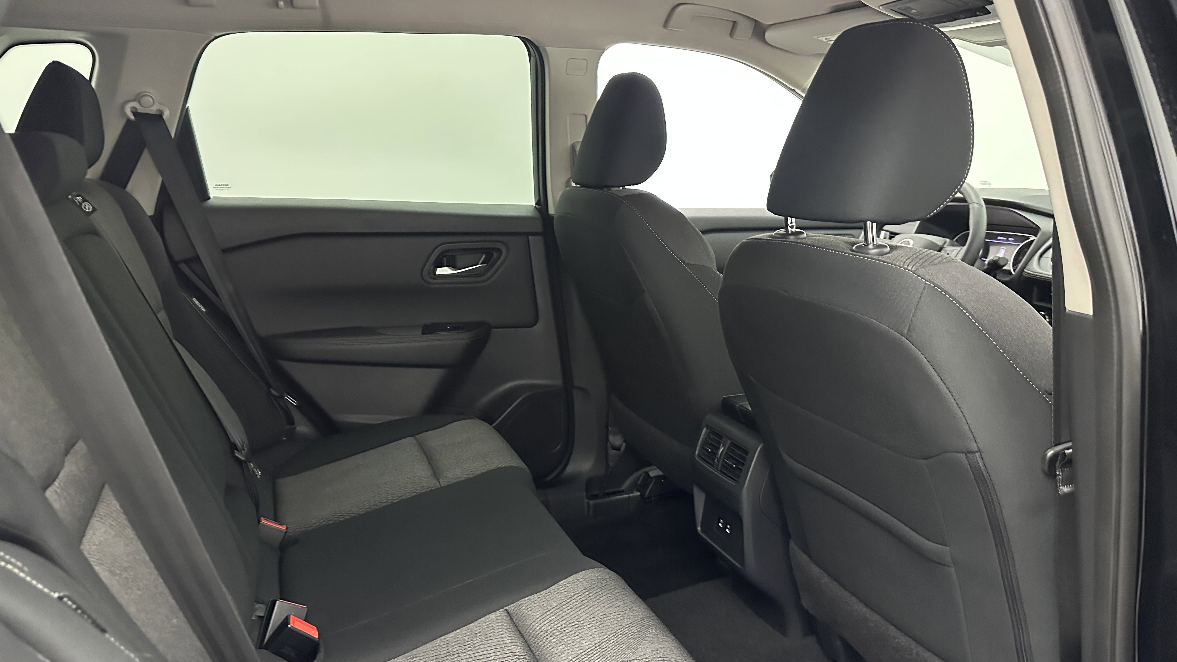 Used 2025 Nissan Rogue SV image 31