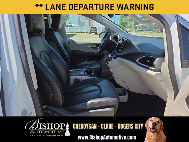 Used 2023 Chrysler Pacifica Touring-L FWD image 16