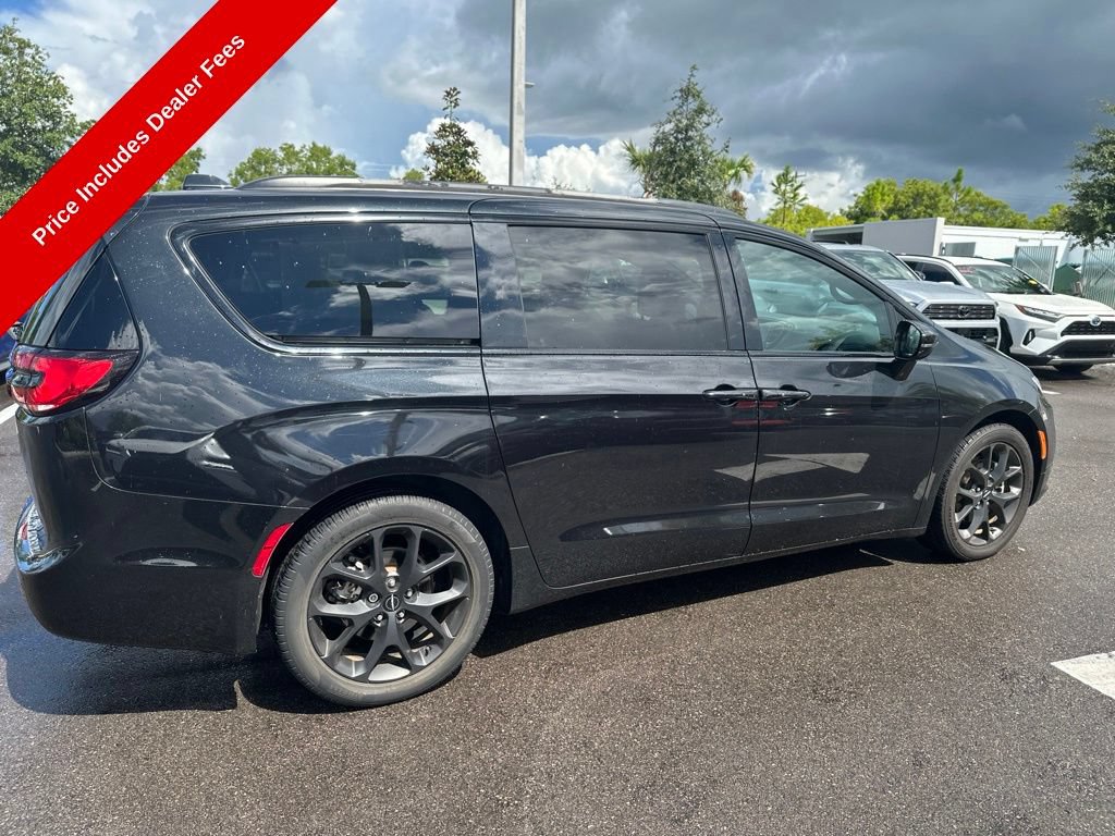 Used 2022 Chrysler Pacifica Touring-L w/ S Appearance Package FWD image 4