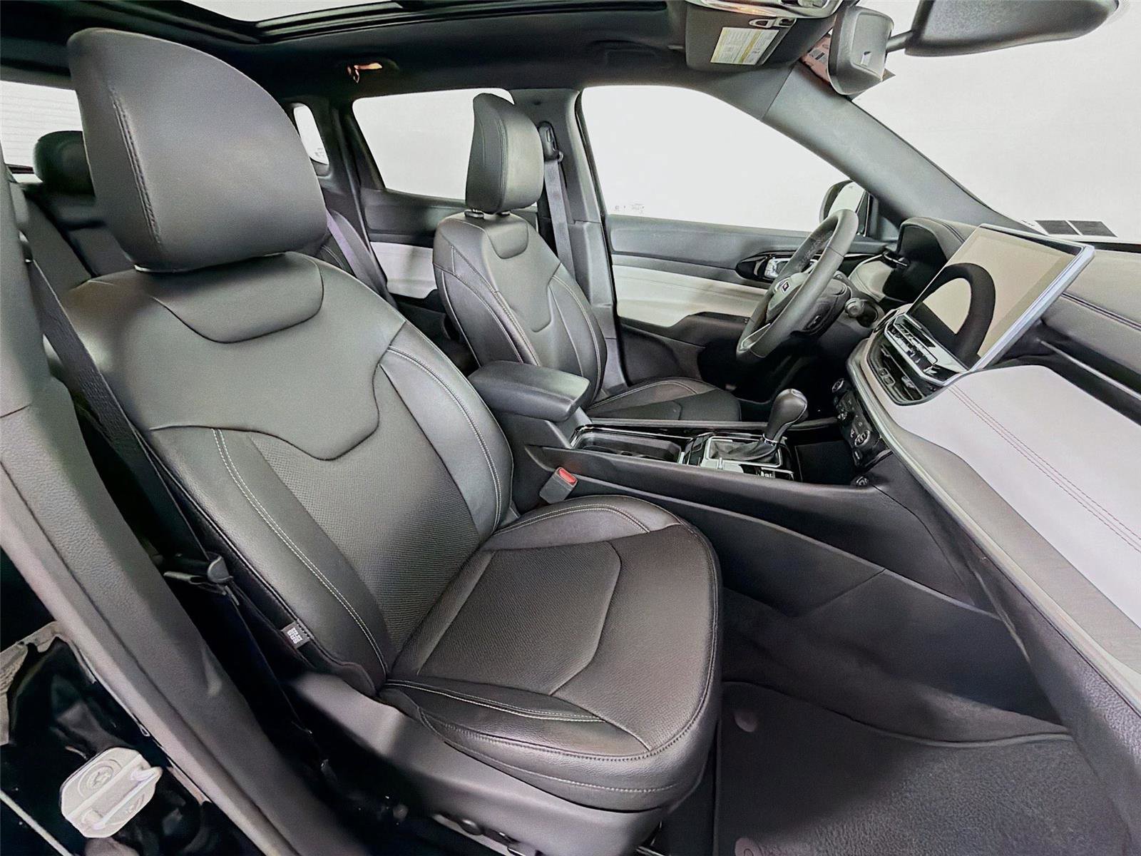 Used 2025 Jeep Compass Limited w/ Elite Group image 30