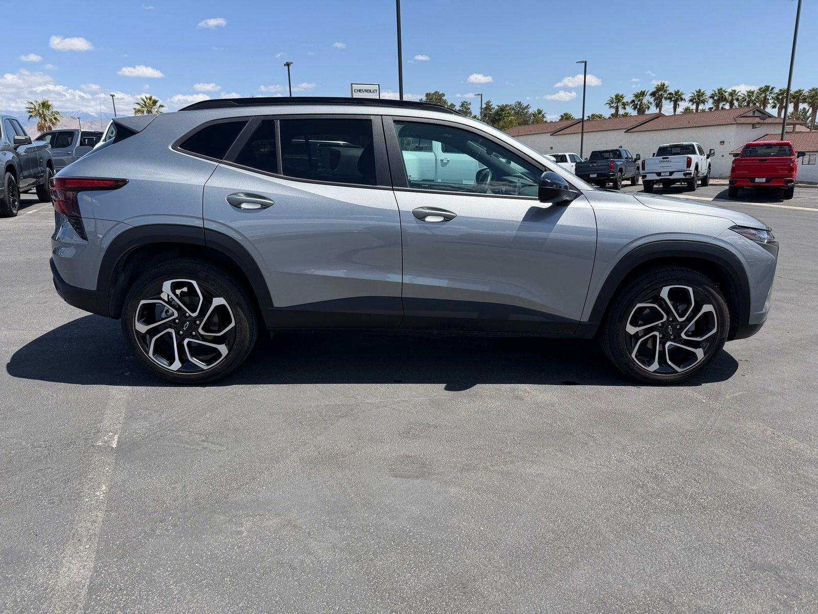 Used 2024 Chevrolet Trax RS w/ Sunroof Package FWD image 1