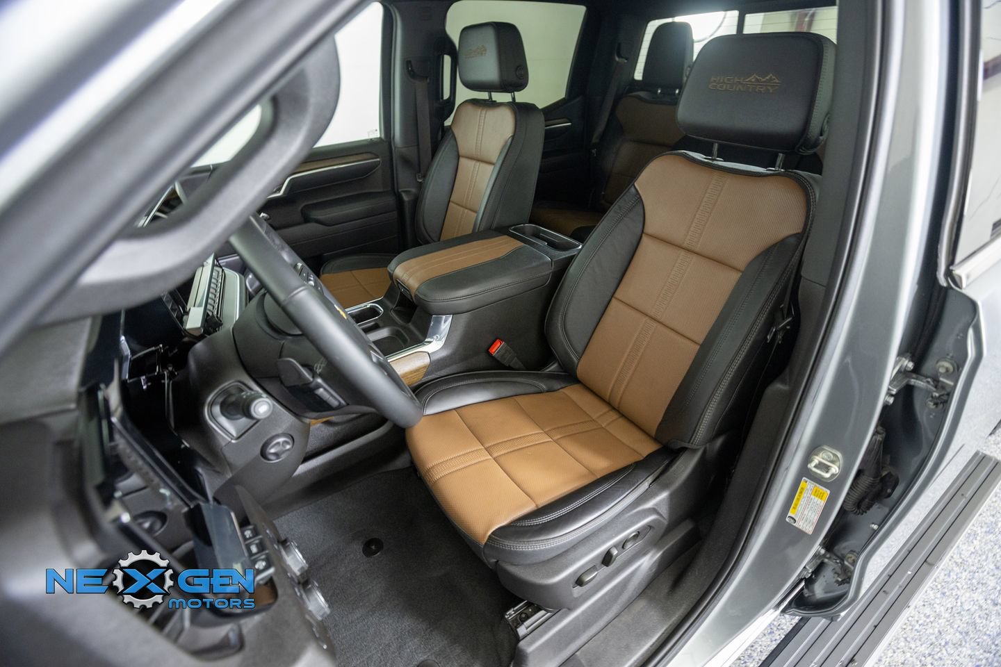 Used 2025 Chevrolet Silverado 1500 High Country w/ Technology Package AWD/4WD image 25