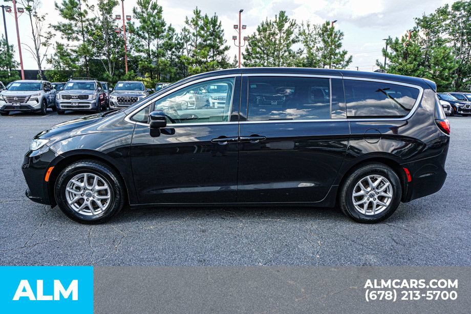 Used 2023 Chrysler Pacifica Touring-L FWD image 6