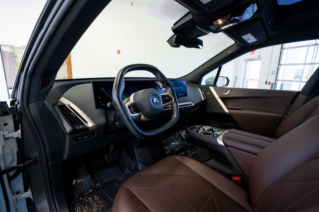 Used 2024 BMW iX xDrive50 w/ Sport Package AWD/4WD image 33
