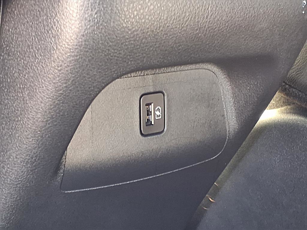 Used 2025 Nissan Sentra SR w/ SR Premium Package image 18