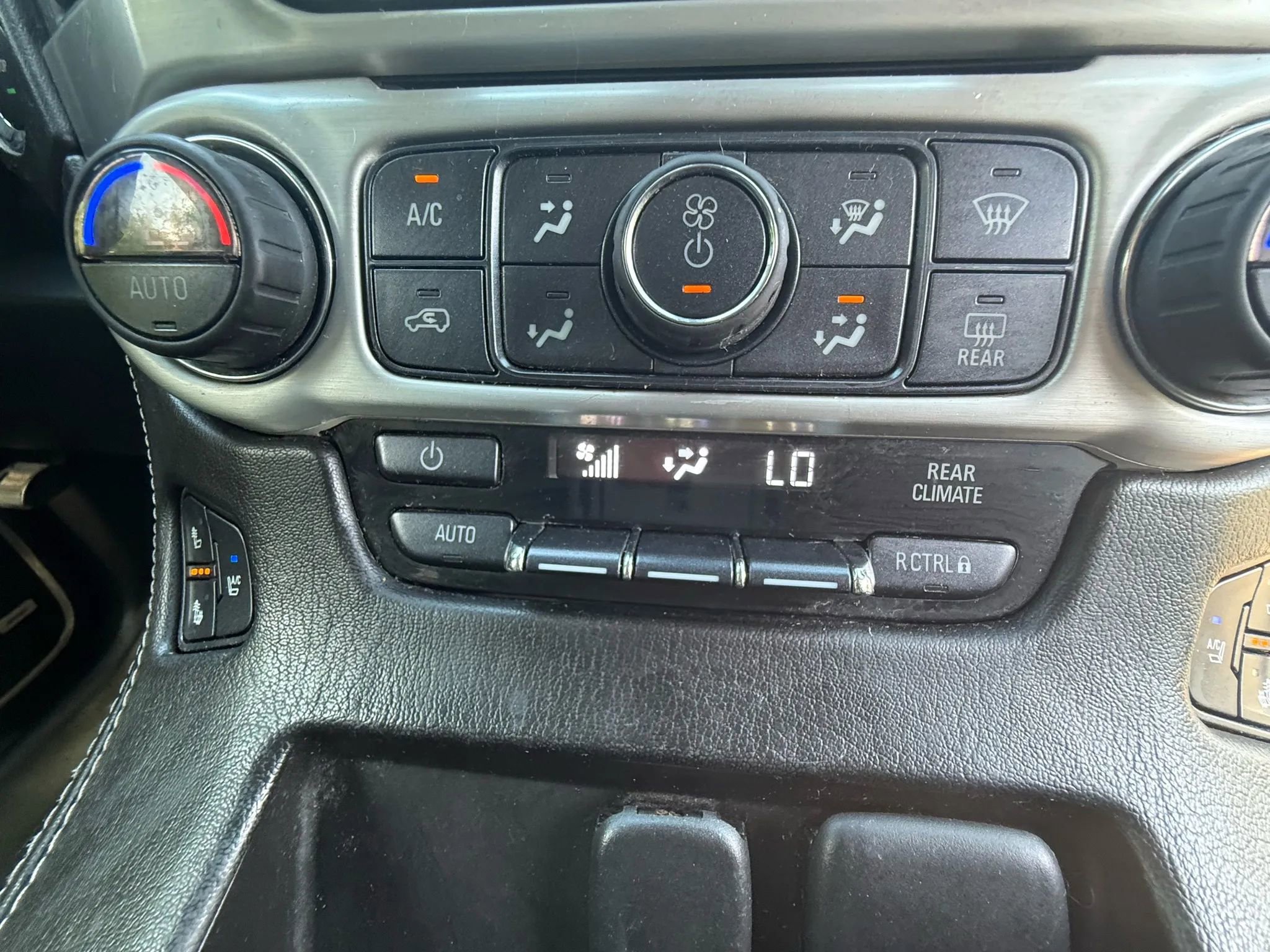 Used 2015 GMC Yukon SLT w/ HD Trailering Package image 46