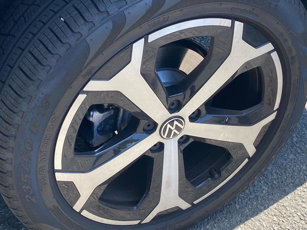 Used 2025 Volkswagen Tiguan SE AWD/4WD image 16